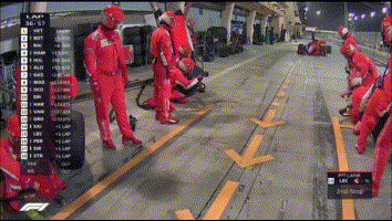 猪队友!f1胎都没换好就开绿灯,维修工断腿,莱科宁退赛